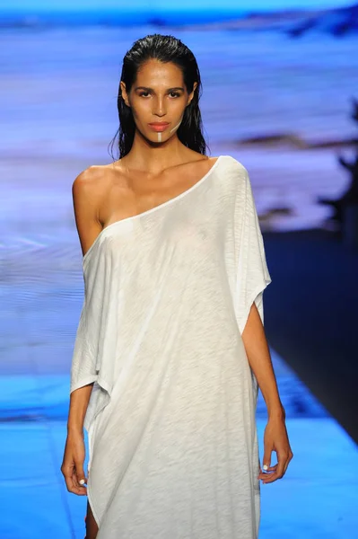 Miami Beach July Model Walks Runway Pitusa Paraiso Fasion Fair — Stock Photo, Image