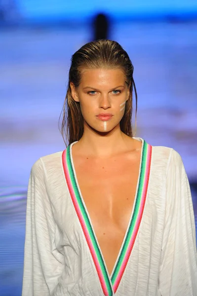 Miami Beach July Model Walks Runway Pitusa Paraiso Fasion Fair — Stock Photo, Image