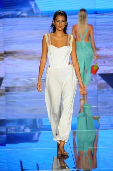 Miami Beach, Fl - 15 Temmuz: Bir modeli pist için Pitusa sırasında Paraiso Fasion vardır fuarında Paraiso çadır üzerinde 15 Temmuz 2018 Miami Beach, Florida yürür.