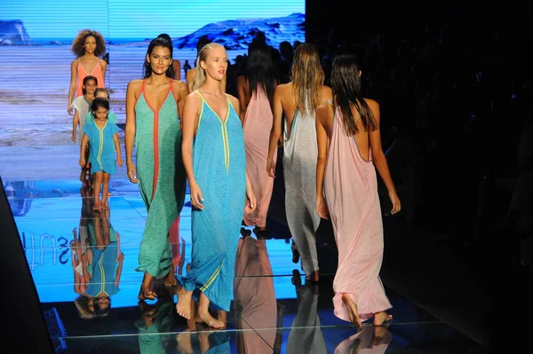 Miami Beach Julho Modelos Caminham Final Pista Para Pitusa Durante — Fotografia de Stock