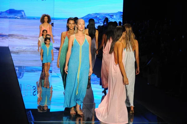 Miami Beach Luglio Modelle Percorrono Finale Della Pista Pitusa Durante — Foto Stock