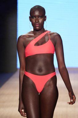 Miami Beach, Fl - 13 Temmuz: Bir model Mikoh Resort 2019 pist Show'da Paraiso çadır için pist 13 Temmuz 2018 Miami Beach, Florida ve yürür. 