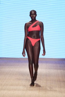 Miami Beach, Fl - 13 Temmuz: Bir model Mikoh Resort 2019 pist Show'da Paraiso çadır için pist 13 Temmuz 2018 Miami Beach, Florida ve yürür. 