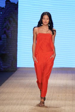 Miami Beach, Fl - 13 Temmuz: Bir model Mikoh Resort 2019 pist Show'da Paraiso çadır için pist 13 Temmuz 2018 Miami Beach, Florida ve yürür. 