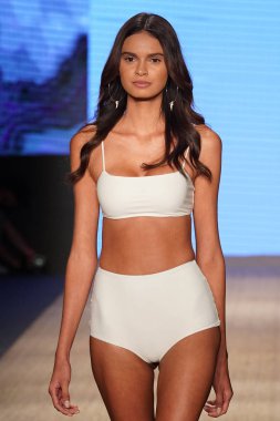 Miami Beach, Fl - 13 Temmuz: Bir model Mikoh Resort 2019 pist Show'da Paraiso çadır için pist 13 Temmuz 2018 Miami Beach, Florida ve yürür. 