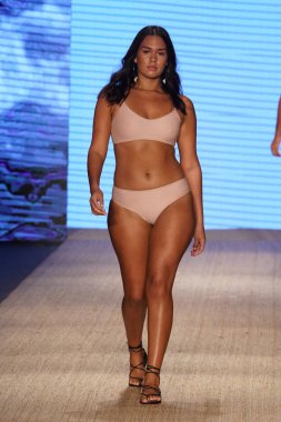 Miami Beach, Fl - 13 Temmuz: Bir model Mikoh Resort 2019 pist Show'da Paraiso çadır için pist 13 Temmuz 2018 Miami Beach, Florida ve yürür. 