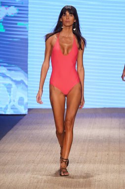 Miami Beach, Fl - 13 Temmuz: Bir model Mikoh Resort 2019 pist Show'da Paraiso çadır için pist 13 Temmuz 2018 Miami Beach, Florida ve yürür. 