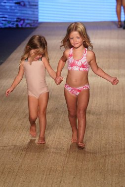 Miami Beach, Fl - 13 Temmuz: Bir model Mikoh Resort 2019 pist Show'da Paraiso çadır için pist 13 Temmuz 2018 Miami Beach, Florida ve yürür. 
