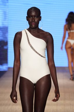 Miami Beach, Fl - 13 Temmuz: Bir model Mikoh Resort 2019 pist Show'da Paraiso çadır için pist 13 Temmuz 2018 Miami Beach, Florida ve yürür. 
