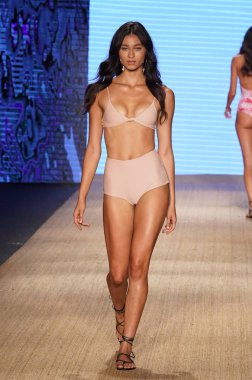Miami Beach, Fl - 13 Temmuz: Bir model Mikoh Resort 2019 pist Show'da Paraiso çadır için pist 13 Temmuz 2018 Miami Beach, Florida ve yürür. 