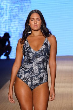 Miami Beach, Fl - 13 Temmuz: Bir model Mikoh Resort 2019 pist Show'da Paraiso çadır için pist 13 Temmuz 2018 Miami Beach, Florida ve yürür. 