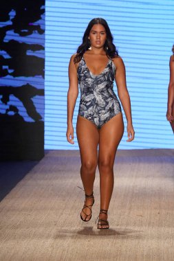 Miami Beach, Fl - 13 Temmuz: Bir model Mikoh Resort 2019 pist Show'da Paraiso çadır için pist 13 Temmuz 2018 Miami Beach, Florida ve yürür. 