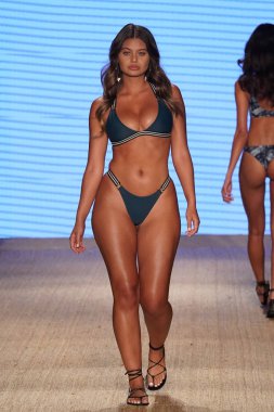 Miami Beach, Fl - 13 Temmuz: Bir model Mikoh Resort 2019 pist Show'da Paraiso çadır için pist 13 Temmuz 2018 Miami Beach, Florida ve yürür. 