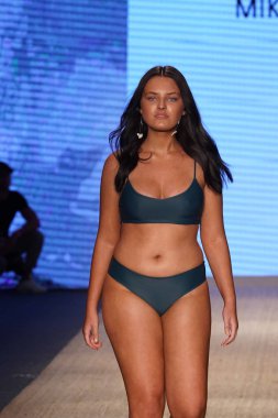 Miami Beach, Fl - 13 Temmuz: Bir model Mikoh Resort 2019 pist Show'da Paraiso çadır için pist 13 Temmuz 2018 Miami Beach, Florida ve yürür. 