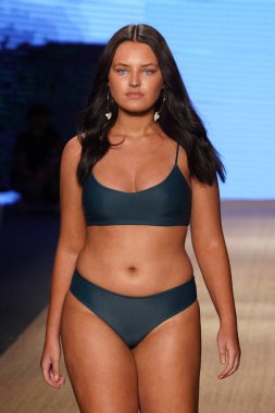 Miami Beach, Fl - 13 Temmuz: Bir model Mikoh Resort 2019 pist Show'da Paraiso çadır için pist 13 Temmuz 2018 Miami Beach, Florida ve yürür. 