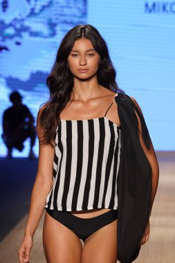 Miami Beach, Fl - 13 Temmuz: Bir model Mikoh Resort 2019 pist Show'da Paraiso çadır için pist 13 Temmuz 2018 Miami Beach, Florida ve yürür. 