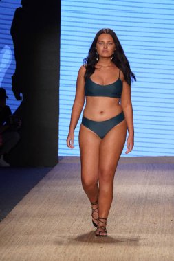 Miami Beach, Fl - 13 Temmuz: Bir model Mikoh Resort 2019 pist Show'da Paraiso çadır için pist 13 Temmuz 2018 Miami Beach, Florida ve yürür. 