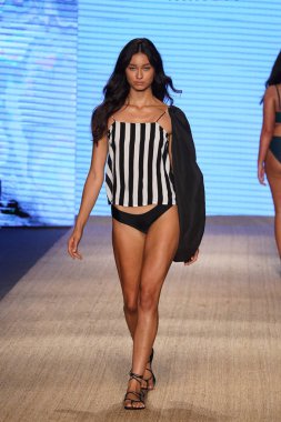 Miami Beach, Fl - 13 Temmuz: Bir model Mikoh Resort 2019 pist Show'da Paraiso çadır için pist 13 Temmuz 2018 Miami Beach, Florida ve yürür. 