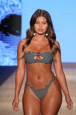 Miami Beach, Fl - 13 Temmuz: Bir model Mikoh Resort 2019 pist Show'da Paraiso çadır için pist 13 Temmuz 2018 Miami Beach, Florida ve yürür. 