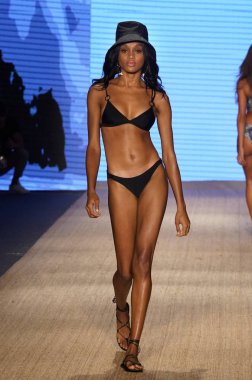 Miami Beach, Fl - 13 Temmuz: Bir model Mikoh Resort 2019 pist Show'da Paraiso çadır için pist 13 Temmuz 2018 Miami Beach, Florida ve yürür. 
