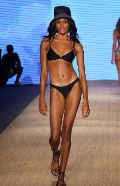Miami Beach, Fl - 13 Temmuz: Bir model Mikoh Resort 2019 pist Show'da Paraiso çadır için pist 13 Temmuz 2018 Miami Beach, Florida ve yürür. 
