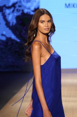 Miami Beach, Fl - 13 Temmuz: Bir model Mikoh Resort 2019 pist Show'da Paraiso çadır için pist 13 Temmuz 2018 Miami Beach, Florida ve yürür. 