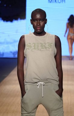 Miami Beach, Fl - 13 Temmuz: Bir model Mikoh Resort 2019 pist Show'da Paraiso çadır için pist 13 Temmuz 2018 Miami Beach, Florida ve yürür. 