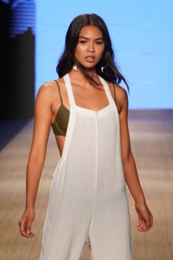 Miami Beach, Fl - 13 Temmuz: Bir model Mikoh Resort 2019 pist Show'da Paraiso çadır için pist 13 Temmuz 2018 Miami Beach, Florida ve yürür. 