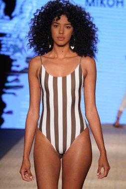 Miami Beach, Fl - 13 Temmuz: Bir model Mikoh Resort 2019 pist Show'da Paraiso çadır için pist 13 Temmuz 2018 Miami Beach, Florida ve yürür. 