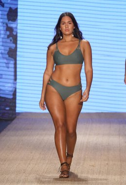 Miami Beach, Fl - 13 Temmuz: Bir model Mikoh Resort 2019 pist Show'da Paraiso çadır için pist 13 Temmuz 2018 Miami Beach, Florida ve yürür. 