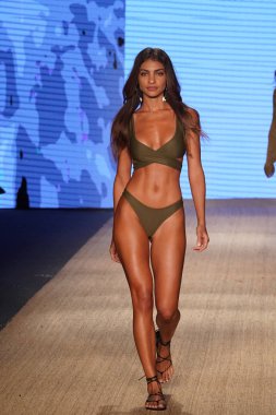 Miami Beach, Fl - 13 Temmuz: Bir model Mikoh Resort 2019 pist Show'da Paraiso çadır için pist 13 Temmuz 2018 Miami Beach, Florida ve yürür. 