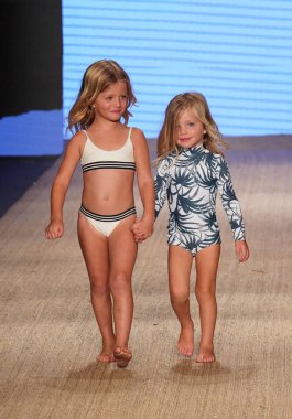 Miami Beach, Fl - 13 Temmuz: Bir model Mikoh Resort 2019 pist Show'da Paraiso çadır için pist 13 Temmuz 2018 Miami Beach, Florida ve yürür. 