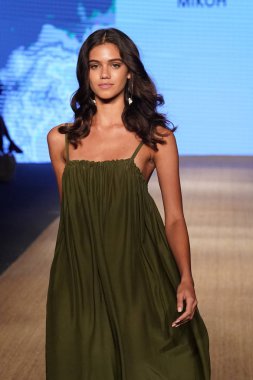 Miami Beach, Fl - 13 Temmuz: Bir model Mikoh Resort 2019 pist Show'da Paraiso çadır için pist 13 Temmuz 2018 Miami Beach, Florida ve yürür. 