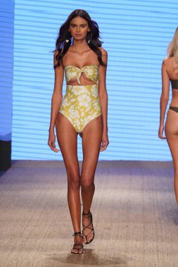 Miami Beach, Fl - 13 Temmuz: Bir model Mikoh Resort 2019 pist Show'da Paraiso çadır için pist 13 Temmuz 2018 Miami Beach, Florida ve yürür. 