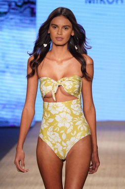 Miami Beach, Fl - 13 Temmuz: Bir model Mikoh Resort 2019 pist Show'da Paraiso çadır için pist 13 Temmuz 2018 Miami Beach, Florida ve yürür. 