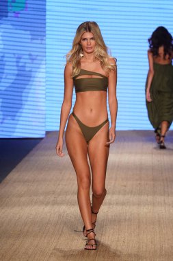 Miami Beach, Fl - 13 Temmuz: Bir model Mikoh Resort 2019 pist Show'da Paraiso çadır için pist 13 Temmuz 2018 Miami Beach, Florida ve yürür. 