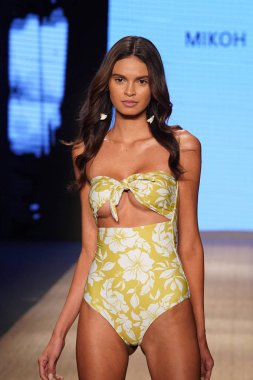 Miami Beach, Fl - 13 Temmuz: Bir model Mikoh Resort 2019 pist Show'da Paraiso çadır için pist 13 Temmuz 2018 Miami Beach, Florida ve yürür. 