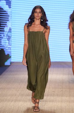 Miami Beach, Fl - 13 Temmuz: Bir model Mikoh Resort 2019 pist Show'da Paraiso çadır için pist 13 Temmuz 2018 Miami Beach, Florida ve yürür. 