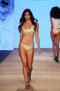 Miami Beach, Fl - 13 Temmuz: Bir model Mikoh Resort 2019 pist Show'da Paraiso çadır için pist 13 Temmuz 2018 Miami Beach, Florida ve yürür. 