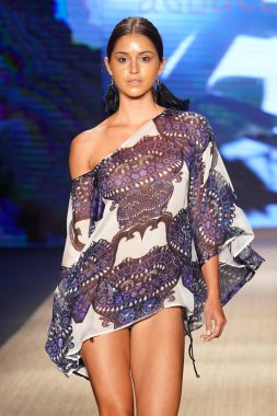 Miami Beach, Fl - 13 Temmuz: Bir modeli pist için Aguaclara sırasında Paraiso Moda Fuarı'nda Paraiso çadır üzerinde 13 Temmuz 2018 Miami Beach, Florida yürür. 