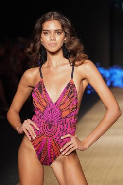 Miami Beach, Fl - 13 Temmuz: Bir modeli pist için Aguaclara sırasında Paraiso Moda Fuarı'nda Paraiso çadır üzerinde 13 Temmuz 2018 Miami Beach, Florida yürür. 