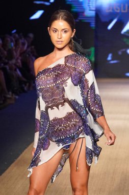 Miami Beach, Fl - 13 Temmuz: Bir modeli pist için Aguaclara sırasında Paraiso Moda Fuarı'nda Paraiso çadır üzerinde 13 Temmuz 2018 Miami Beach, Florida yürür. 