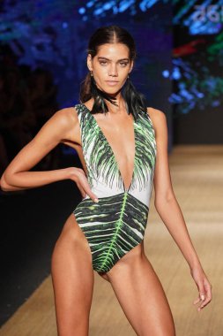 Miami Beach, Fl - 13 Temmuz: Bir modeli pist için Aguaclara sırasında Paraiso Moda Fuarı'nda Paraiso çadır üzerinde 13 Temmuz 2018 Miami Beach, Florida yürür. 