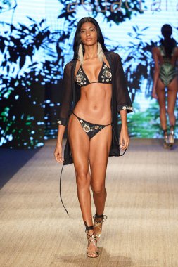 Miami Beach, Fl - 13 Temmuz: Bir modeli pist için Aguaclara sırasında Paraiso Moda Fuarı'nda Paraiso çadır üzerinde 13 Temmuz 2018 Miami Beach, Florida yürür. 