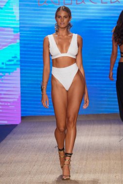 Miami Beach, Fl - 13 Temmuz: Bir modeli pist için Aguaclara sırasında Paraiso Moda Fuarı'nda Paraiso çadır üzerinde 13 Temmuz 2018 Miami Beach, Florida yürür. 