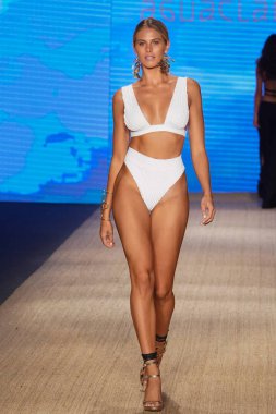 Miami Beach, Fl - 13 Temmuz: Bir modeli pist için Aguaclara sırasında Paraiso Moda Fuarı'nda Paraiso çadır üzerinde 13 Temmuz 2018 Miami Beach, Florida yürür. 