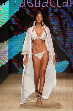 Miami Beach, Fl - 13 Temmuz: Bir modeli pist için Aguaclara sırasında Paraiso Moda Fuarı'nda Paraiso çadır üzerinde 13 Temmuz 2018 Miami Beach, Florida yürür. 