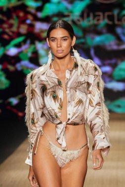 Miami Beach, Fl - 13 Temmuz: Bir modeli pist için Aguaclara sırasında Paraiso Moda Fuarı'nda Paraiso çadır üzerinde 13 Temmuz 2018 Miami Beach, Florida yürür. 