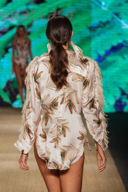 Miami Beach, Fl - 13 Temmuz: Bir modeli pist için Aguaclara sırasında Paraiso Moda Fuarı'nda Paraiso çadır üzerinde 13 Temmuz 2018 Miami Beach, Florida yürür. 