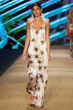 Miami Beach, Fl - 13 Temmuz: Bir modeli pist için Aguaclara sırasında Paraiso Moda Fuarı'nda Paraiso çadır üzerinde 13 Temmuz 2018 Miami Beach, Florida yürür. 